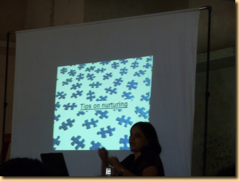 Scaled image Dr Swatee Bapat giving tips to audience at Karad.jpg 