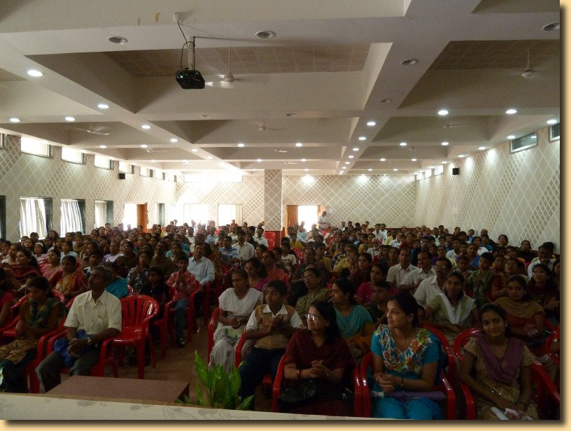 Scaled image Packed auditorium at Satara.jpg 